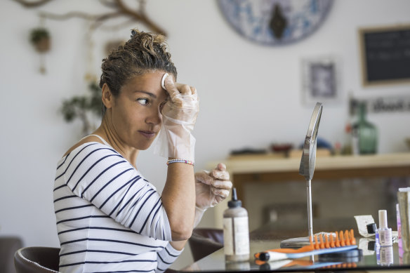 La teinture de vos cheveux vous-même est moins chère, mais vous pouvez payer d'autres manières.
