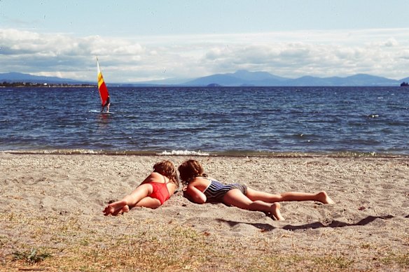 Trevelyan et sa sœur en vacances sur la côte de Kapiti dans les années 1980.