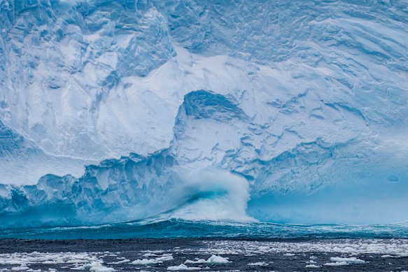 La calotte glaciaire est plus exposée aux vagues sans glace de mer.