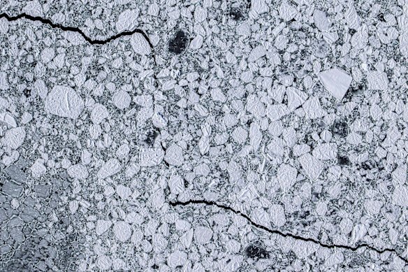 Vue aérienne d'une fissure dans la glace du sac.