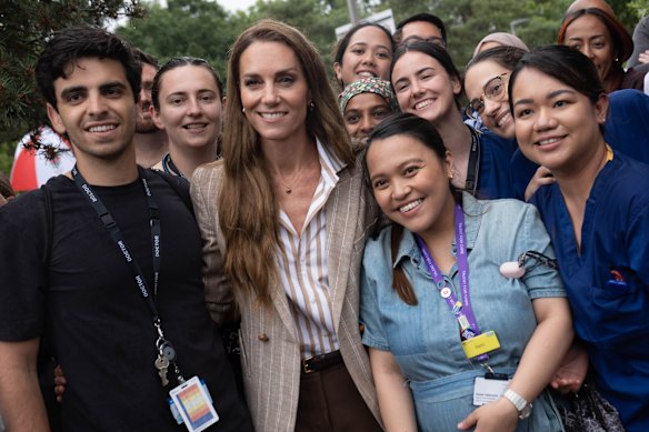 La princesse de Pays de Galles a posé avec le personnel lors de sa visite. Elle a salué la continuité des soins fournis par l'hôpital.