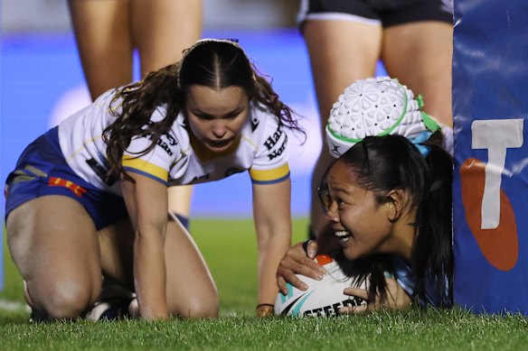 Filomina Hanisi scores pour Cronulla.
