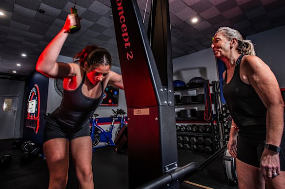 Taya et Janine, photographiées dans leur gymnase à Dee Why, ont une stratégie pour la course de cette année et ont pratiqué des balles murales supplémentaires après avoir obtenu 35 «pas de représentants» l'année dernière.