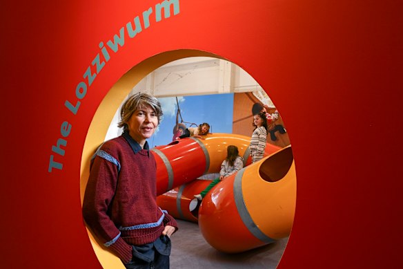 Conservatrice Gabriela Burkhalter avec le Lozziwurm à la galerie d'incinération.