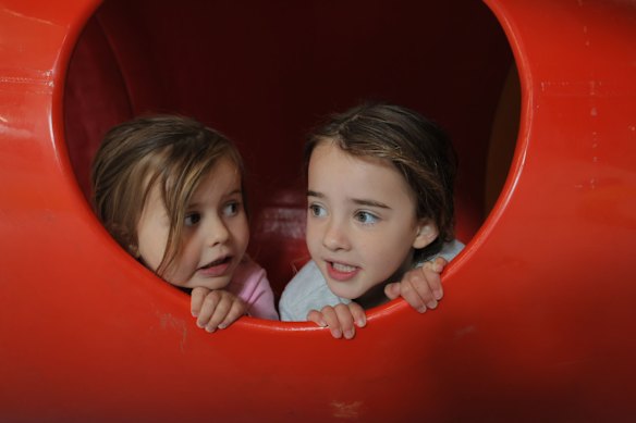 Jeunes visiteurs du projet Playground à la galerie des incinérateur.