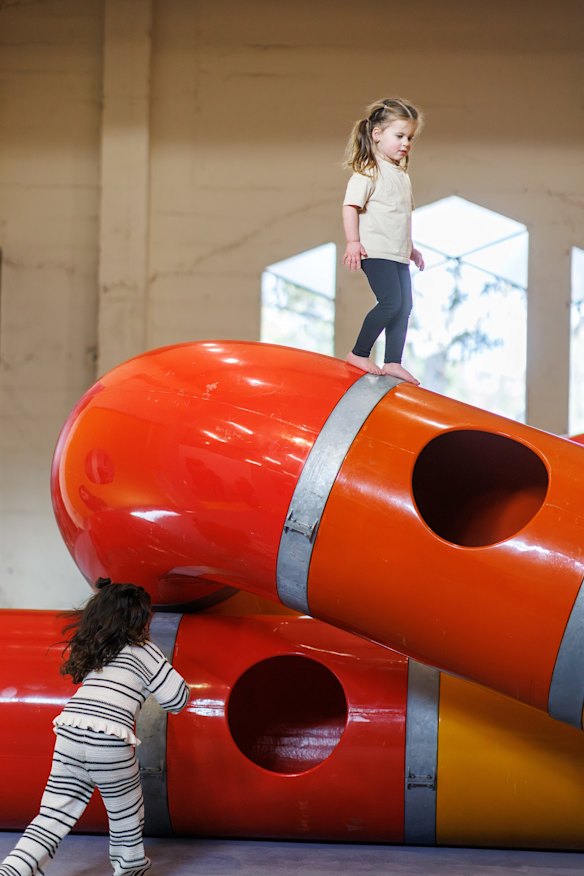 Le Lozziwurm attire les jeunes Melburnians à la galerie de l'incinérateur.