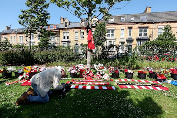 Les hommages sont déposés pour le joueur de Liverpool Diogo Jota à Anfield jeudi à Liverpool, en Angleterre. 