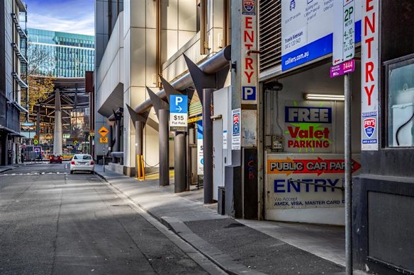 Le parking du sous-sol a des façades au 601 Little Collins Street et 40 Francis Street.