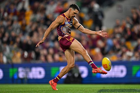 Charlie Cameron des Lions frappe un but.