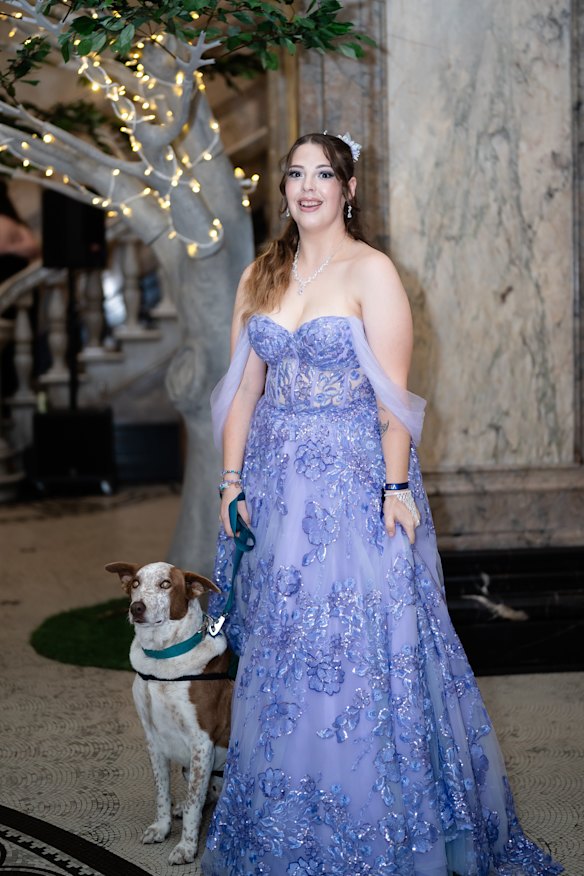 Avant les événements célestes, Jess a eu du mal à trouver un espace qui embrasserait son chien adjoint Charlie.