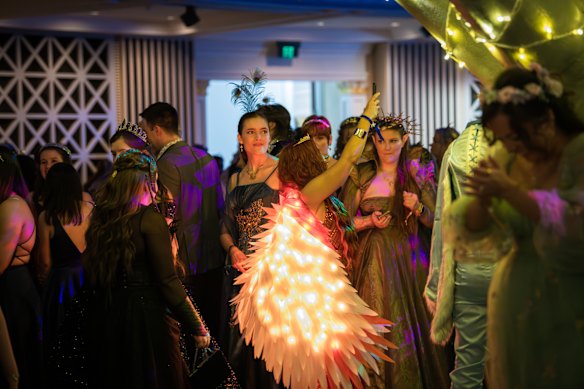 Des costumes créatifs étaient exposés au bal des événements célestes de l'hôtel de ville.