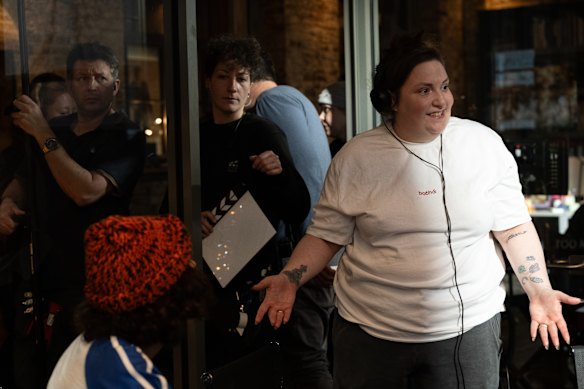 Créateur, écrivain et réalisatrice Lena Dunham sur le plateau trop.