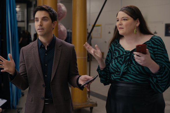Paul W. Downs et Megan Stalter dans une scène de Hacks.