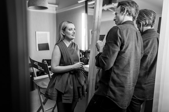 Amelia DiMoldenberg avec l'hôte de Chat Show Seth Meyers dans les coulisses de la fin du soir avec Seth Meyers.