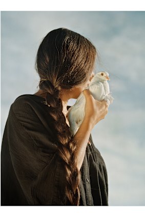 Détail de Hoda Afshar's Untitled 1, de sa série tour à tour (2023).