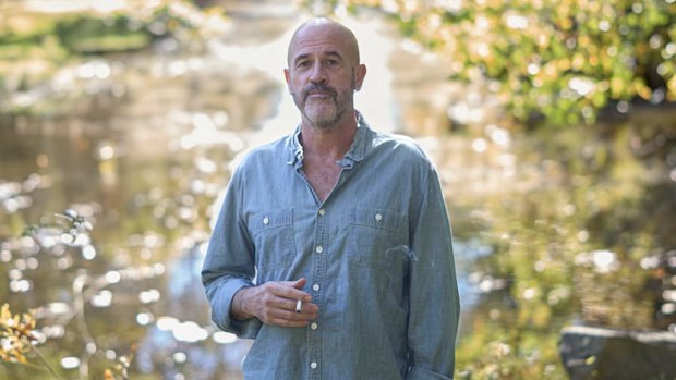 Auto-assistance avec un côté de cigarettes. James Frey chez lui à New Canaan, Connecticut. 