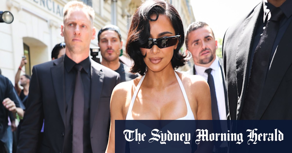 Kim Kardashian canaux Liz Taylor sur Haute Couture Runway