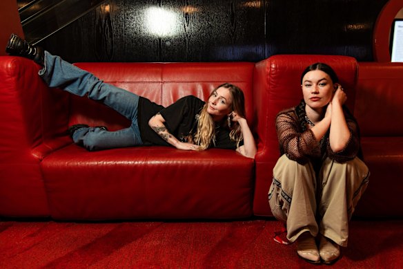 Hester Chambers et Rhian Teasdale en 2023. Dernière fois, dit Teasdale, ils ont laissé «les gens projeter leurs propres idées sur ce que c'est d'être la jambe mouillée».