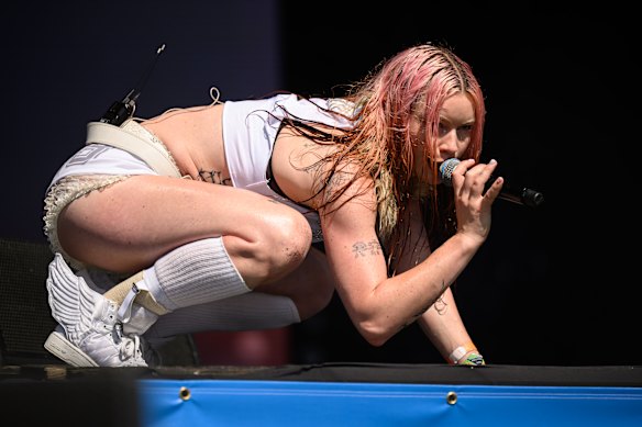 Rhian Teasdale sur scène au Festival du Glastonbury du mois dernier.