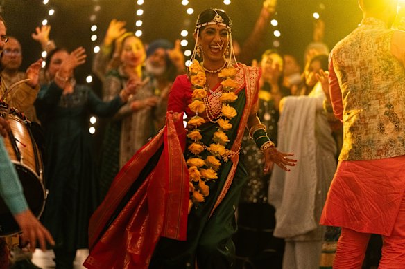 Mariages. Parties, tout: le film s'ouvre sur une cérémonie traditionnelle pour la sœur de Naveen Arundhathi (Sunita Mani).