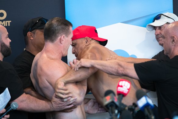 Fiscoffs: Paul Gallen et John Hopoate ont dû être séparés lorsque les tensions ont bouclé à leur pesée. 