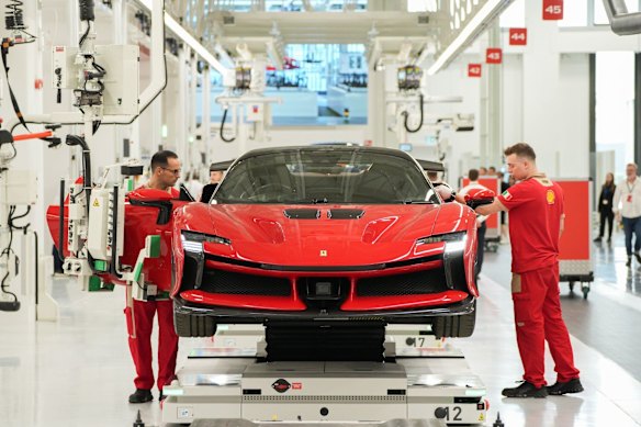 Travailleurs sur la chaîne de production de la nouvelle usine de construction E Ferrari NV à Maranello, en Italie.