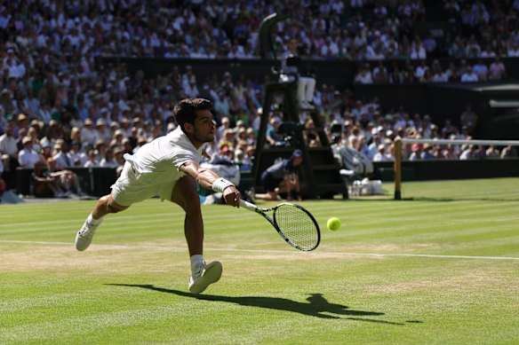 Alcaraz se déroule pour un coup droit dans sa victoire en demi-finale en quatre sets contre Fritz à Wimbledon.
