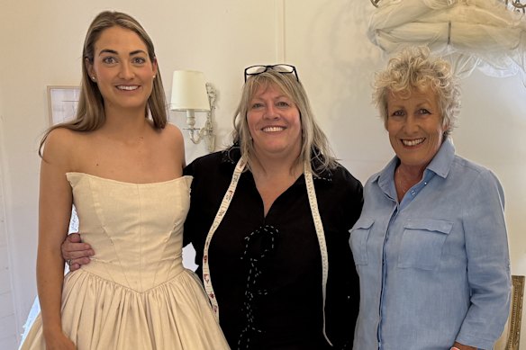 Heather Ewart (à droite) avec Moree's Legendary Marid Marid Marida Meelinda O'Donoghue et une future mariée. 