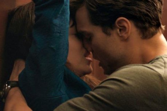 Dakota Johnson, à gauche, et Jamie Dornan dans Fifty Shades of Gray.