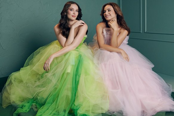 Le tour d'Adams et Monsma en tant qu'Elphaba et Glinda était unique des précédentes productions australiennes dans la façon dont il a coïncidé avec la sortie des films Wicked.