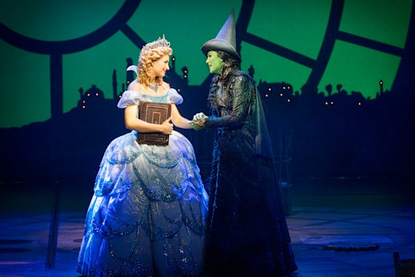 Adams (photo avec Monsma en septembre 2023) revient en tant qu'Elphaba en Corée du Sud le 12 juillet, huit mois après avoir joué le rôle pour la dernière fois.
