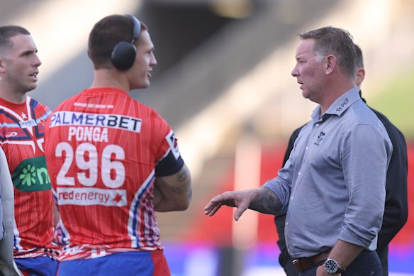 Kalyn Ponga s'entretient avec l'entraîneur des Knights Adam O'Brien.