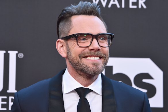 Le comédien et acteur communautaire Joel McHale, 53 ans, a admis avoir subi quatre transplantations capillaires.