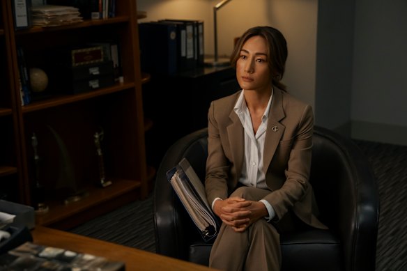 Maggie Q incarne le détective Renée Ballard à Ballard. 