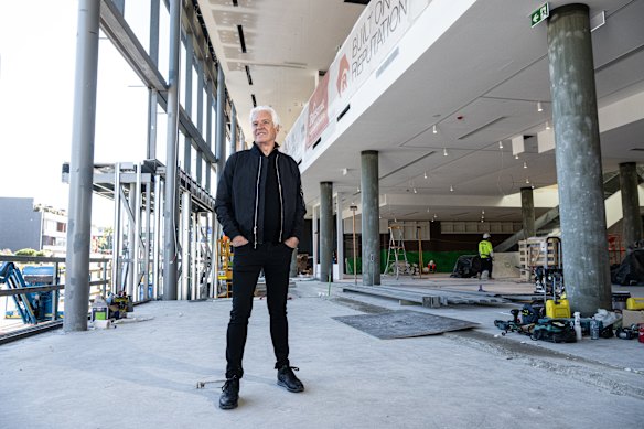 Le fondateur et président de King Living, David King, dans sa salle d'exposition de Balgowlah, qui est toujours en construction.