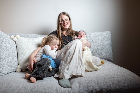 Dominique Adamidis avec les enfants Charlie, 3 ans, et Sal, 3 mois. 
