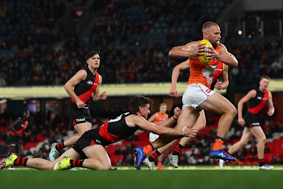 Jake Stringer des Giants court avec le ballon lors du match de la ronde 19 AFL entre Bombers Essendon et GWS Giants.