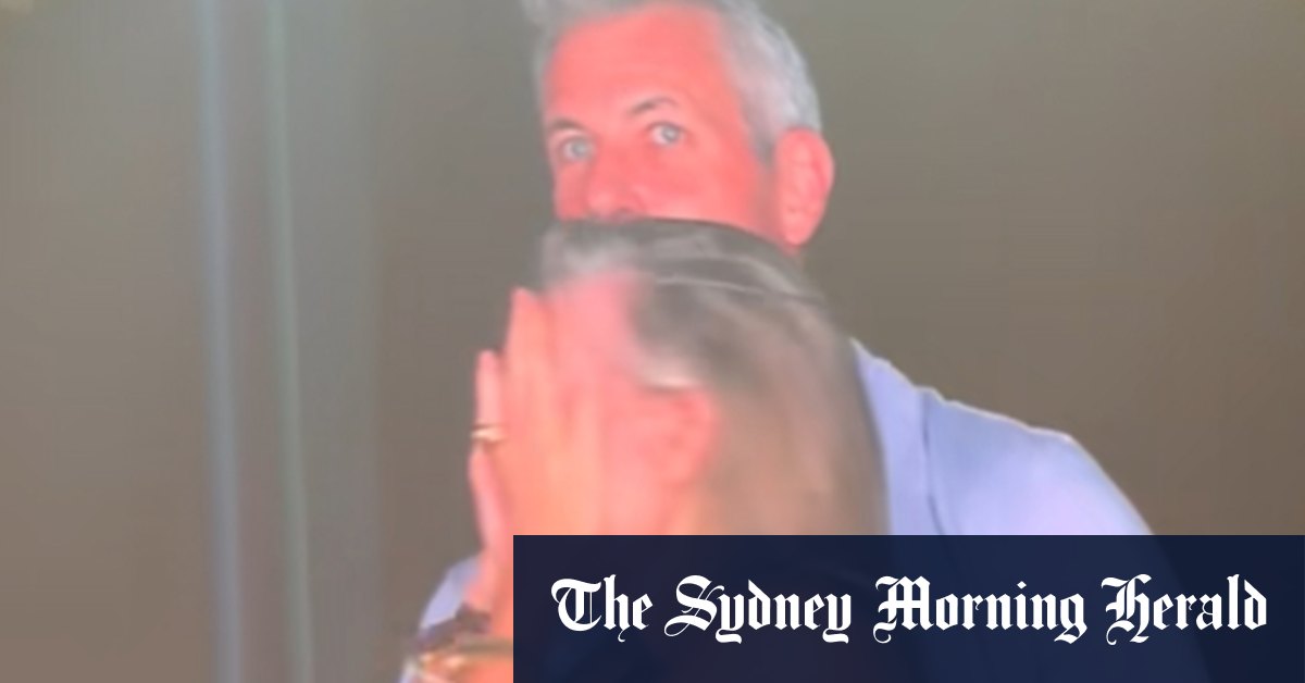 Les retombées de l'astronome de Coldplay 'Kiss Cam'