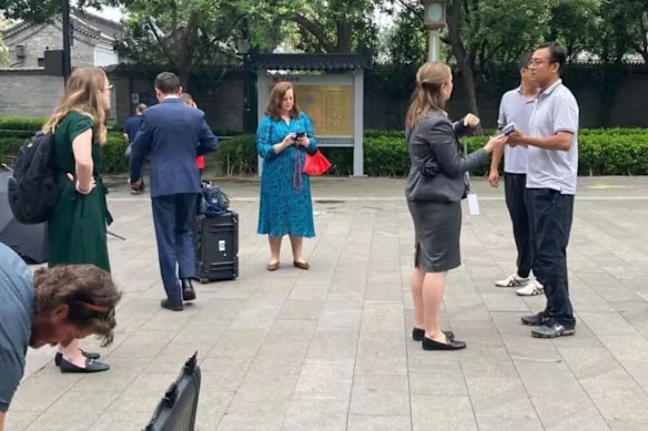 Des journalistes australiens voyageant en Chine pour suivre les Albanais ont été approchés et arrêtés par la sécurité locale lors d'une attraction touristique à Pékin.