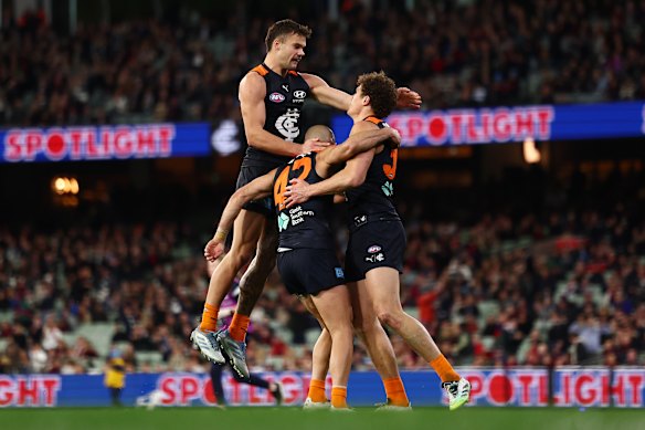 Les coéquipiers de Carlton mob Charlie Curnow après avoir botté le scellant.