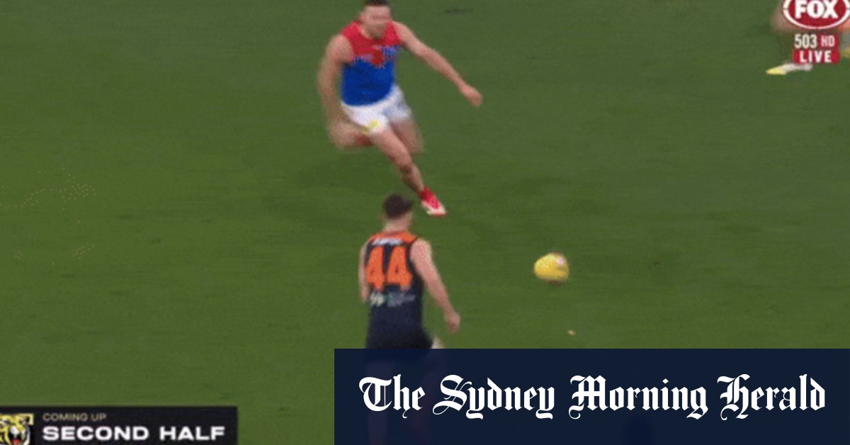 Le défenseur des démons de Melbourne Steven May fait face à un examen minutieux de Bump sur Francis Evans de Carlton Blues mais trouve le soutien de Charlie Curnow