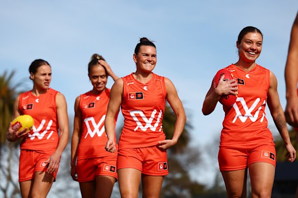 Jasmine Garner, Kaitlyn Ashmore, Lily Mithen et Ellie Blackburn célèbrent le lancement de la saison AFLW 2025 à Ikon Park. 