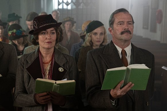 Anna Chancellor en tant que Sydney Bowles et James Purefoy en tant que David Freeman-Mitford dans la série télévisée scandaleuse.