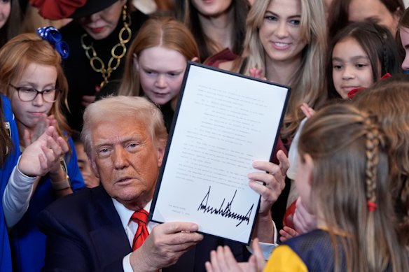 Le président américain Donald Trump signe son décret en février, interdisant aux femmes transgenres des événements sportifs.
