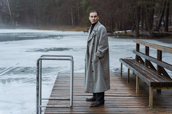 Henry Lloyd-Hughes en tant que magnat de la technologie Karsten Tork.