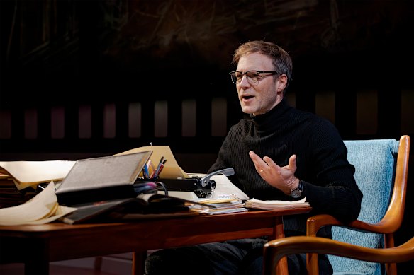 Tom O'Sullivan comme scénariste Colin.