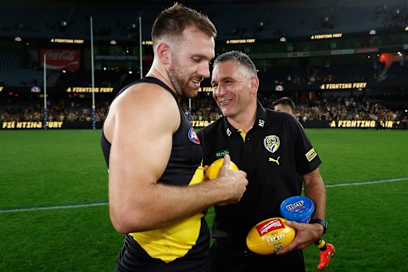 L'entraîneur de Richmond Adem Yze et Noah Balta après leur victoire du samedi de Pâques plus tôt dans la saison.