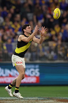 TIGERS Star Tim Taranto en action contre les Eagles au tour 19.