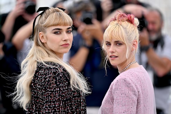 Imogen Poots (à gauche) et Kristen Stewart lors de la première de la chronologie de l'eau à Cannes.