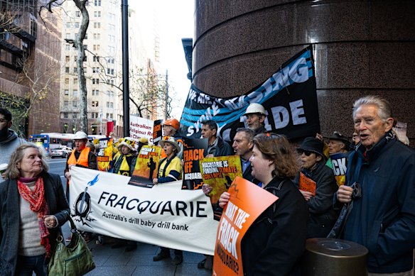 Les clients et actionnaires de la Banque Macquarie, ainsi qu'une coalition d'organisations environnementales et de société civile, protestent à l'extérieur de la rue Elizabeth, Sydney, avant l'AGA de Macquarie.